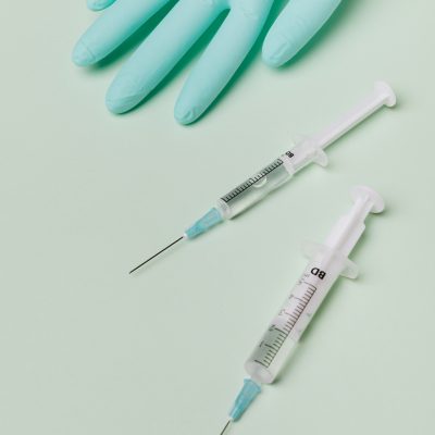 kaboompics_Nitrile gloves & syringe - medical (1)